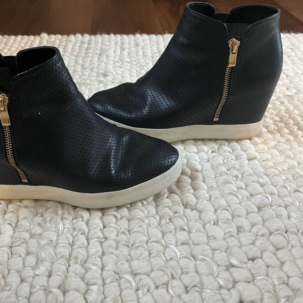 Via Spiga Wedge Black leather sneaker with gold zipper- size 8